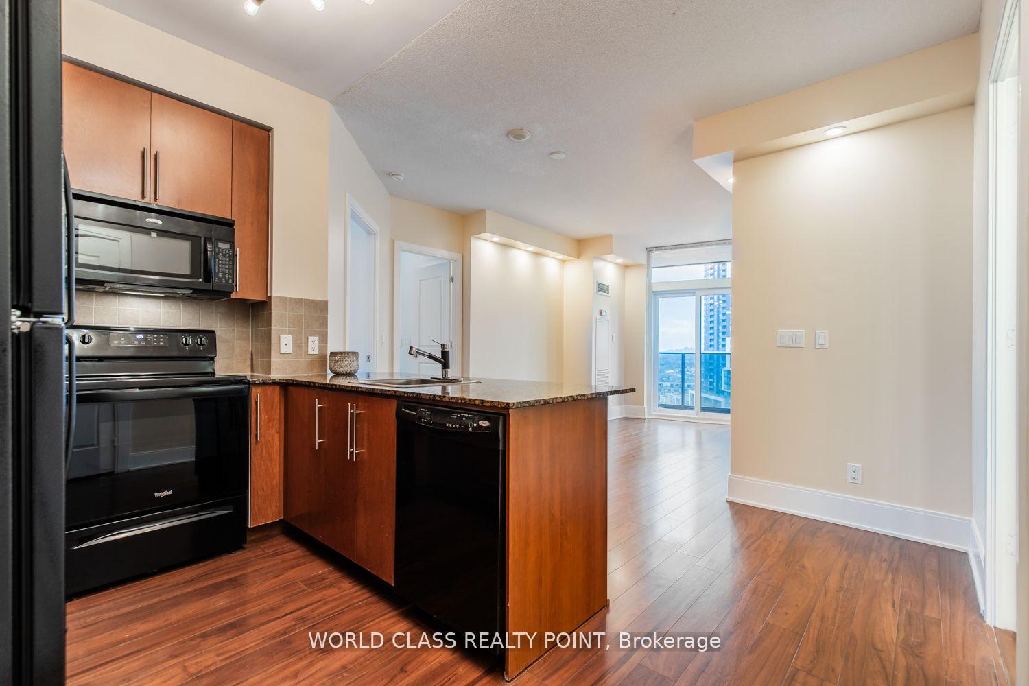 2 Bedrooms Condo at 330 Burnhamthorpe, Mississauga For sale