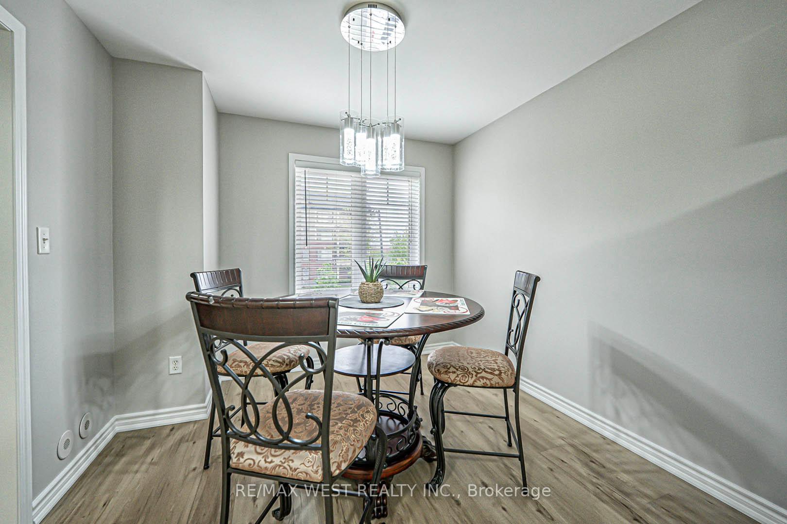 3 Bedrooms Condo at 3050 Rotary, Burlington For sale