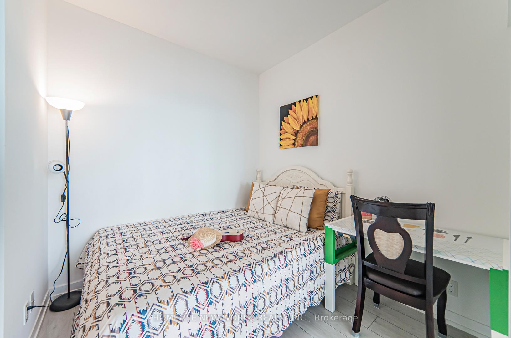 2 Bedrooms Condo at 5 Buttermill,  Vaughan For sale