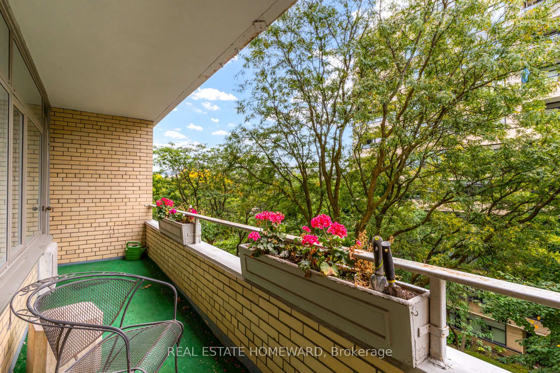 2 Bedrooms Co-op at 581 Avenue, Toronto For sale