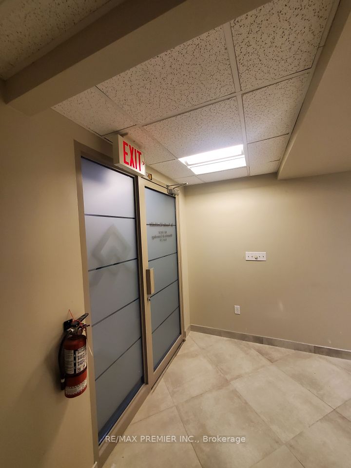 https://trreb-image.ampre.ca/S00teIPYjhiz0vDmbyjSWGaB9s-eVo-JquMzdayqtK0/rs:fit:960:960/wm:.5:so:0:50:.4/wmsh:10/wmt:PHNwYW4gZm9yZWdyb3VuZD0nd2hpdGUnIGZvbnQ9JzY4Jz5SRS9NQVggUFJFTUlFUiBJTkMuLCBCcm9rZXJhZ2U8L3NwYW4-/L3RycmViL2xpc3RpbmdzLzQwLzU1LzEwLzU4L3AvYWYwYTI4NjYtMTM4Yi00OWNlLTllYjQtYmM0MmI2YWMwN2QxLmpwZw.jpg