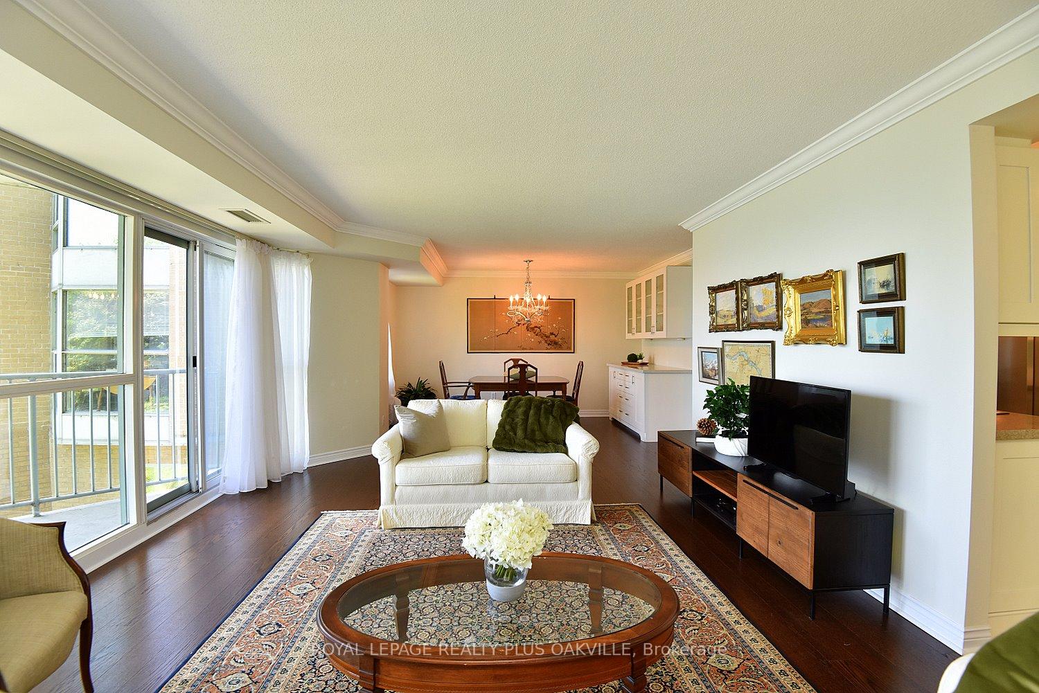 2 Bedrooms Condo at 2190 Lakeshore, Burlington For sale