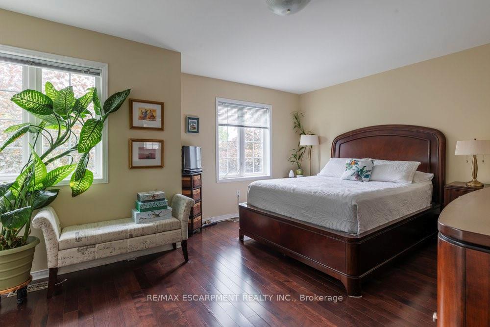3 Bedrooms Condo at 31 Moss, Hamilton For sale