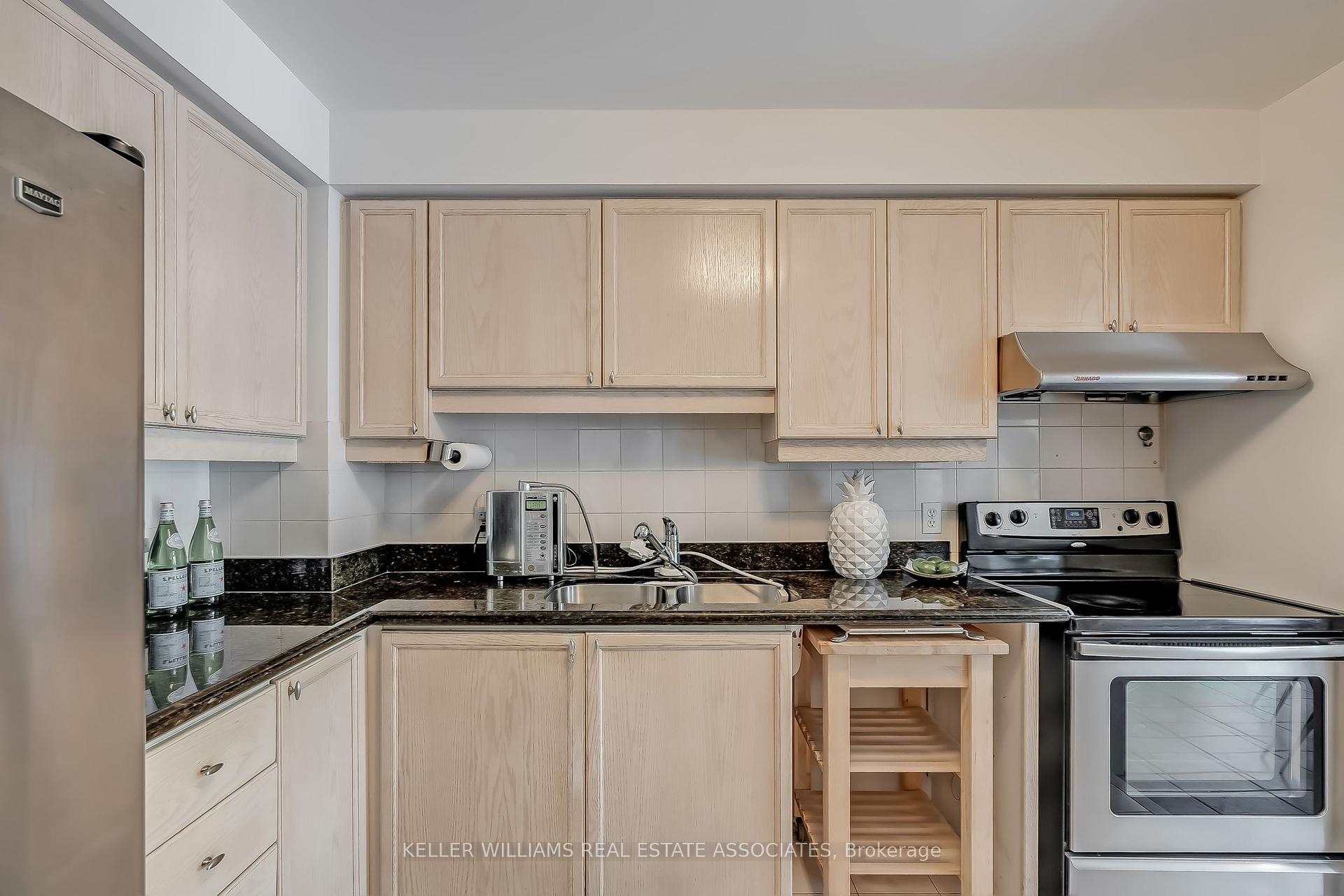 4 Bedrooms Condo at 5305 Glen Erin, Mississauga For sale