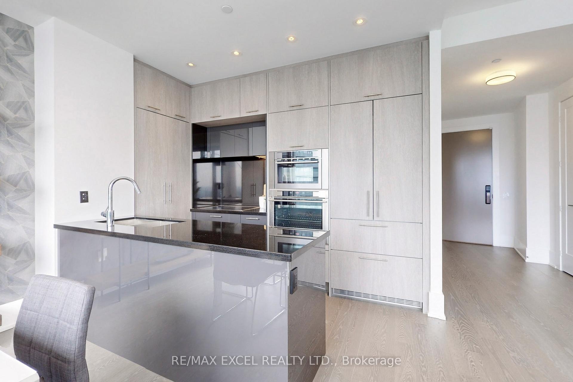 2 Bedrooms Condo at 10 York, Toronto For sale
