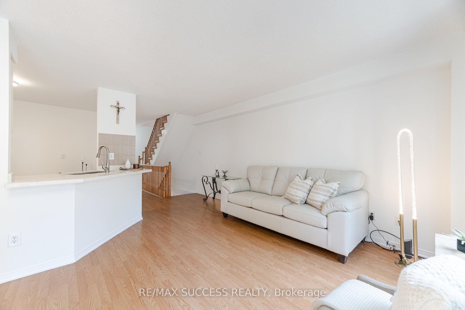 3 Bedrooms Condo at 5255 Palmetto, Mississauga For sale