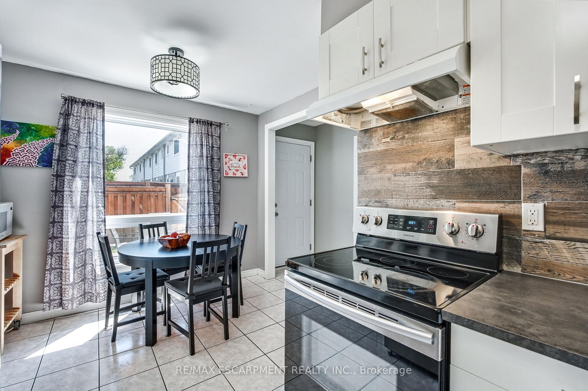 3 Bedrooms Condo at 2700 Barton, Hamilton For sale