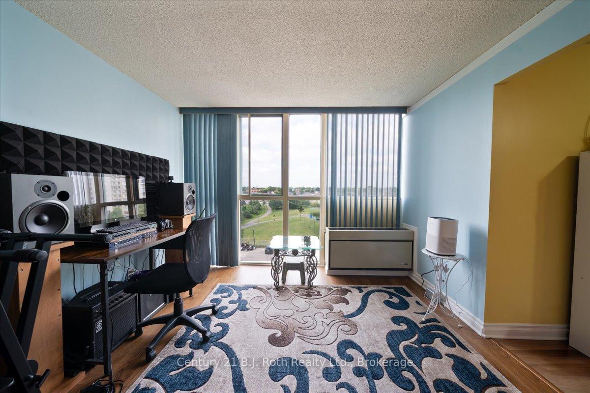 1 Bedroom Condo at 41 MARKBROOK, Toronto For sale