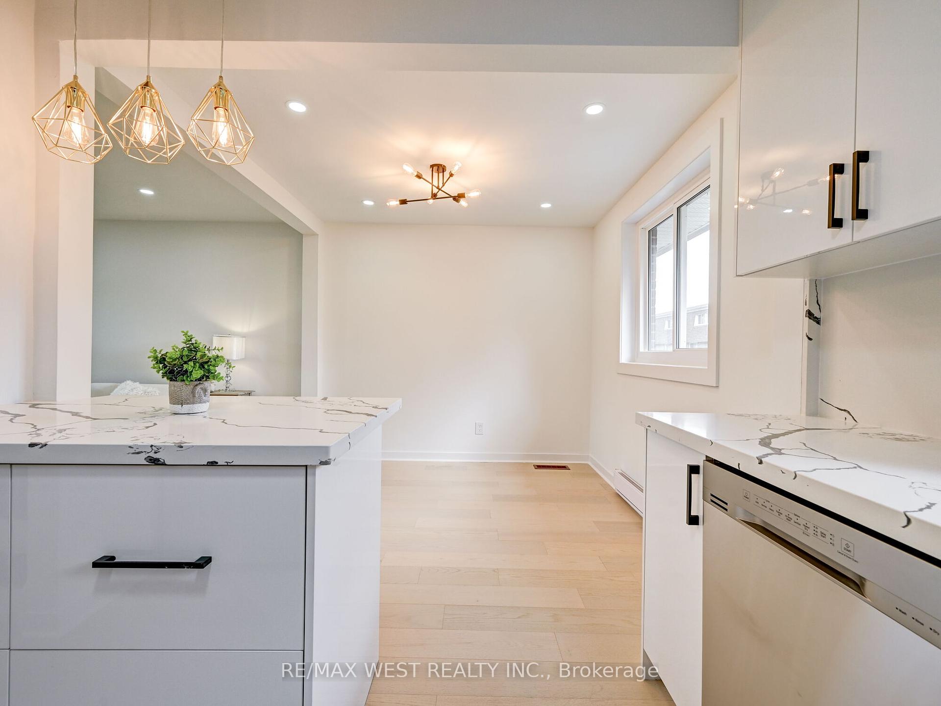 3 Bedrooms Condo at 22 Tandridge, Toronto For sale