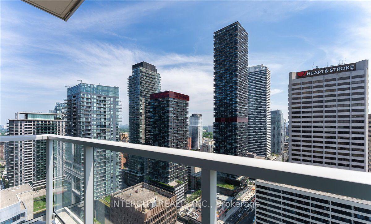 3 Bedrooms Condo at 33 Helendale, Toronto For sale