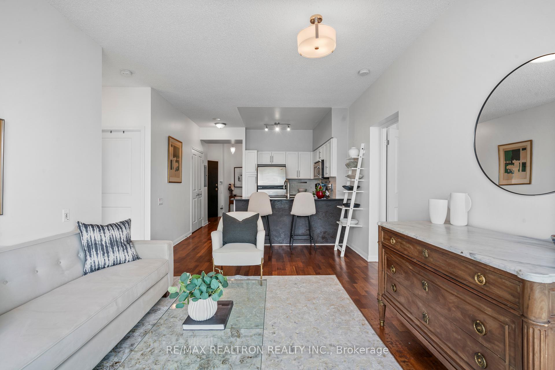 2 Bedrooms Condo at 15 Windermere, Toronto For sale