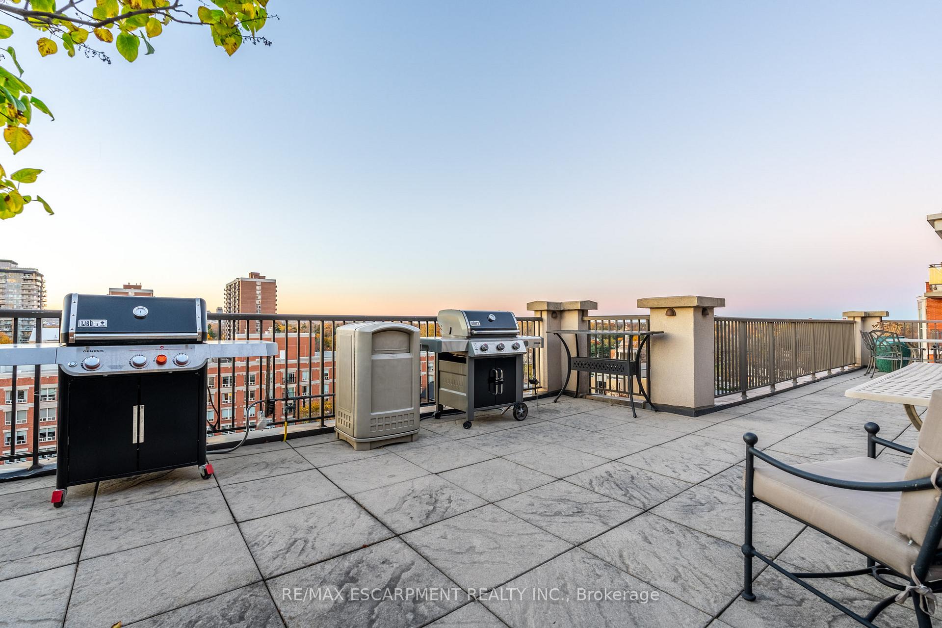 2 Bedrooms Condo at 399 Elizabeth, Burlington For sale