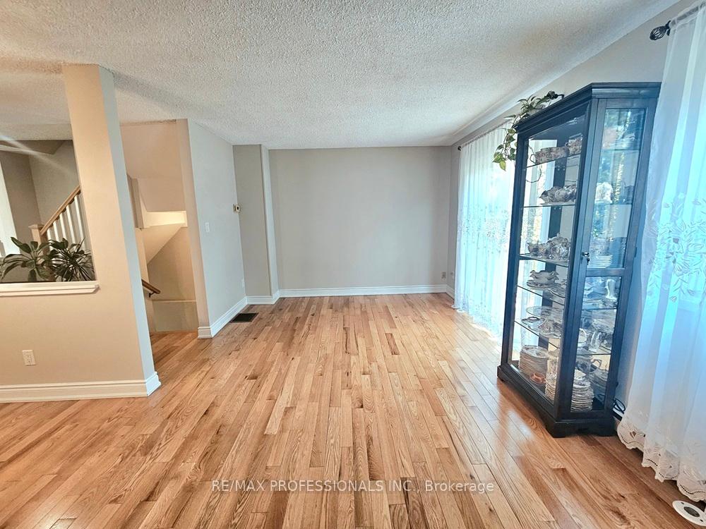 4 Bedrooms Condo at 2651 Aquitaine, Mississauga For sale