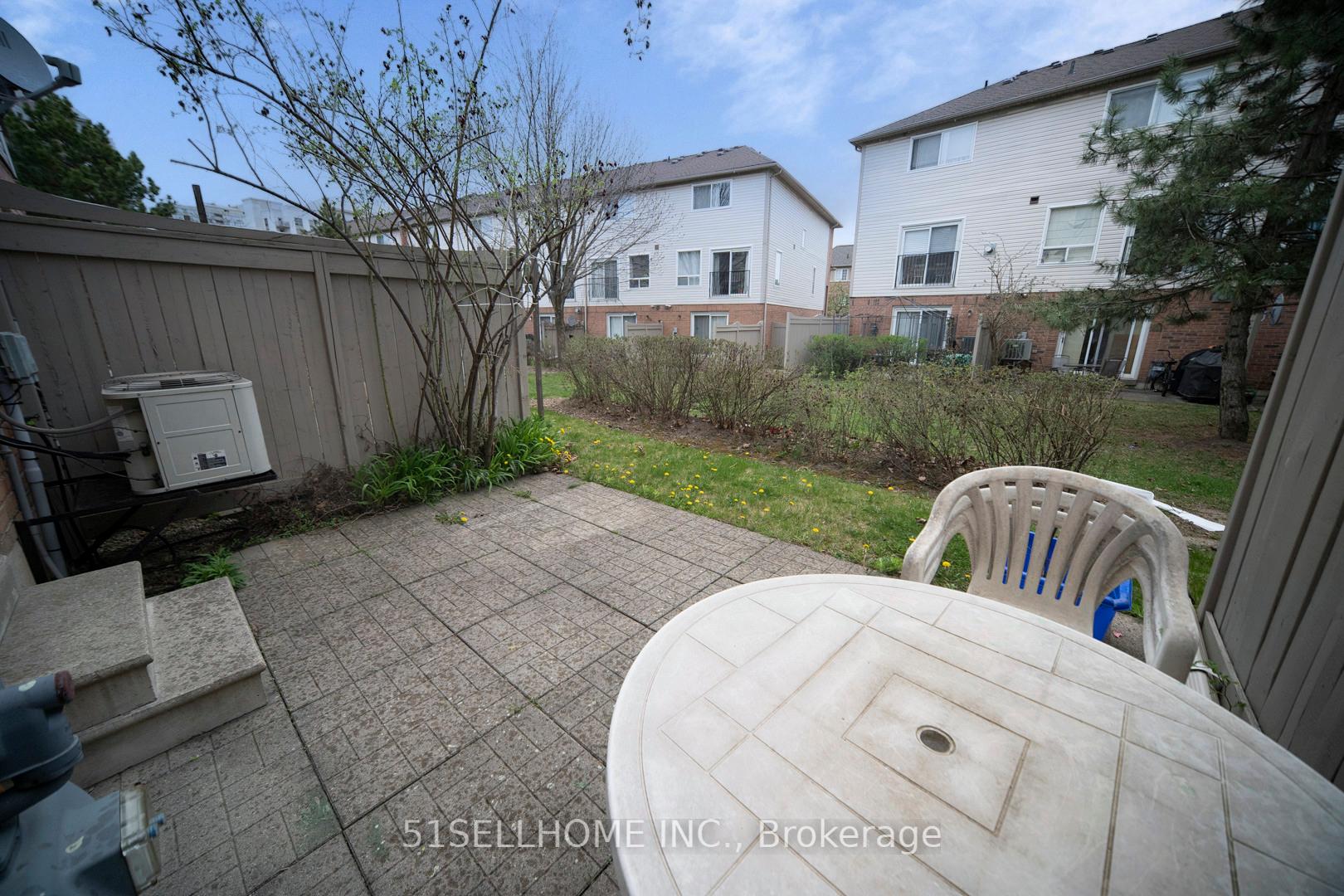 4 Bedrooms Condo at 858 Scollard,  Mississauga For sale