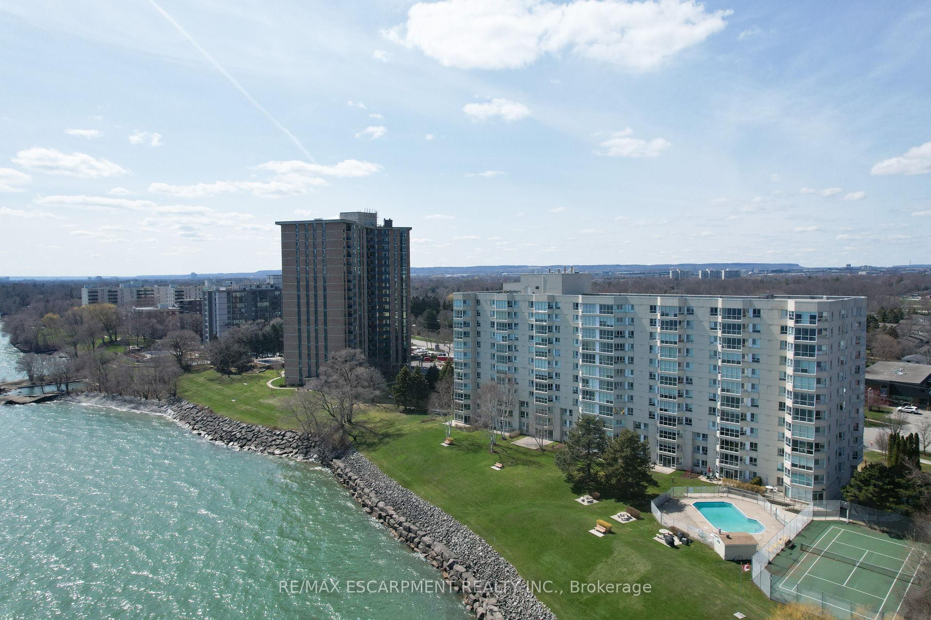 2 Bedrooms Condo at 5280 Lakeshore,  Burlington For sale