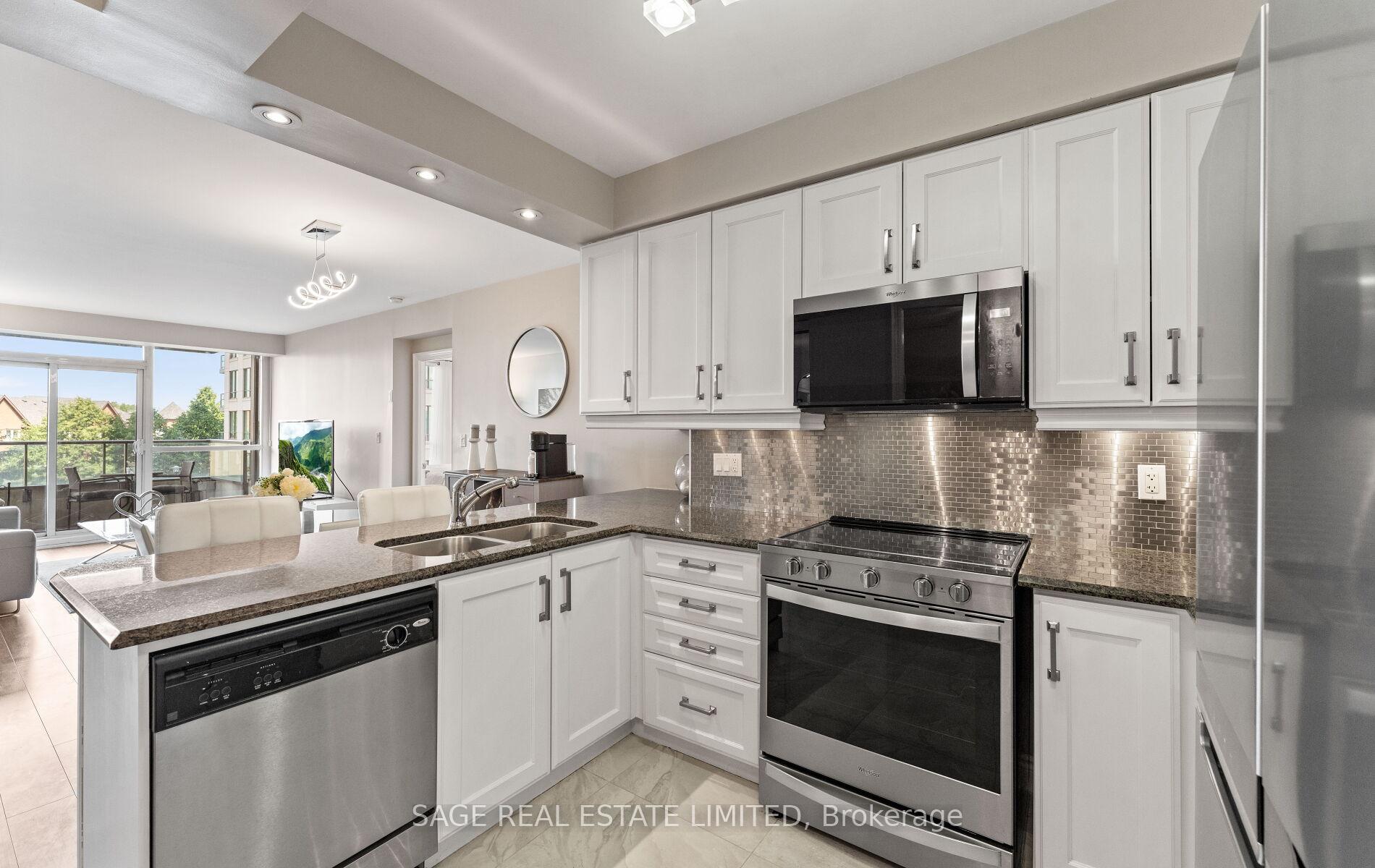2 Bedrooms Condo at 88 Promenade, Vaughan For sale