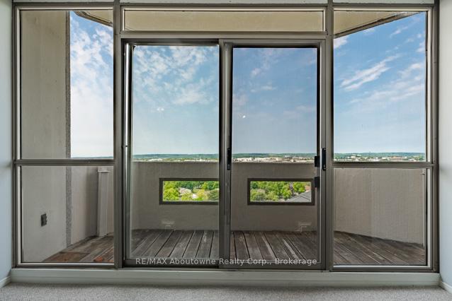2 Bedrooms Condo at 5080 Pinedale, Burlington For sale