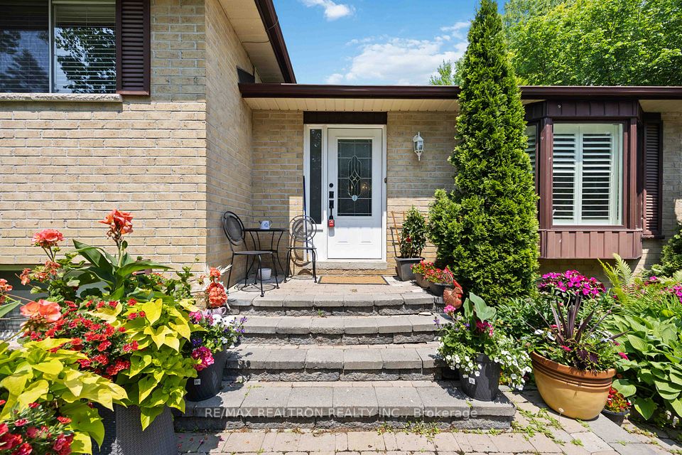 6 Amberglen Court, East Gwillimbury, ON L0G 1H0