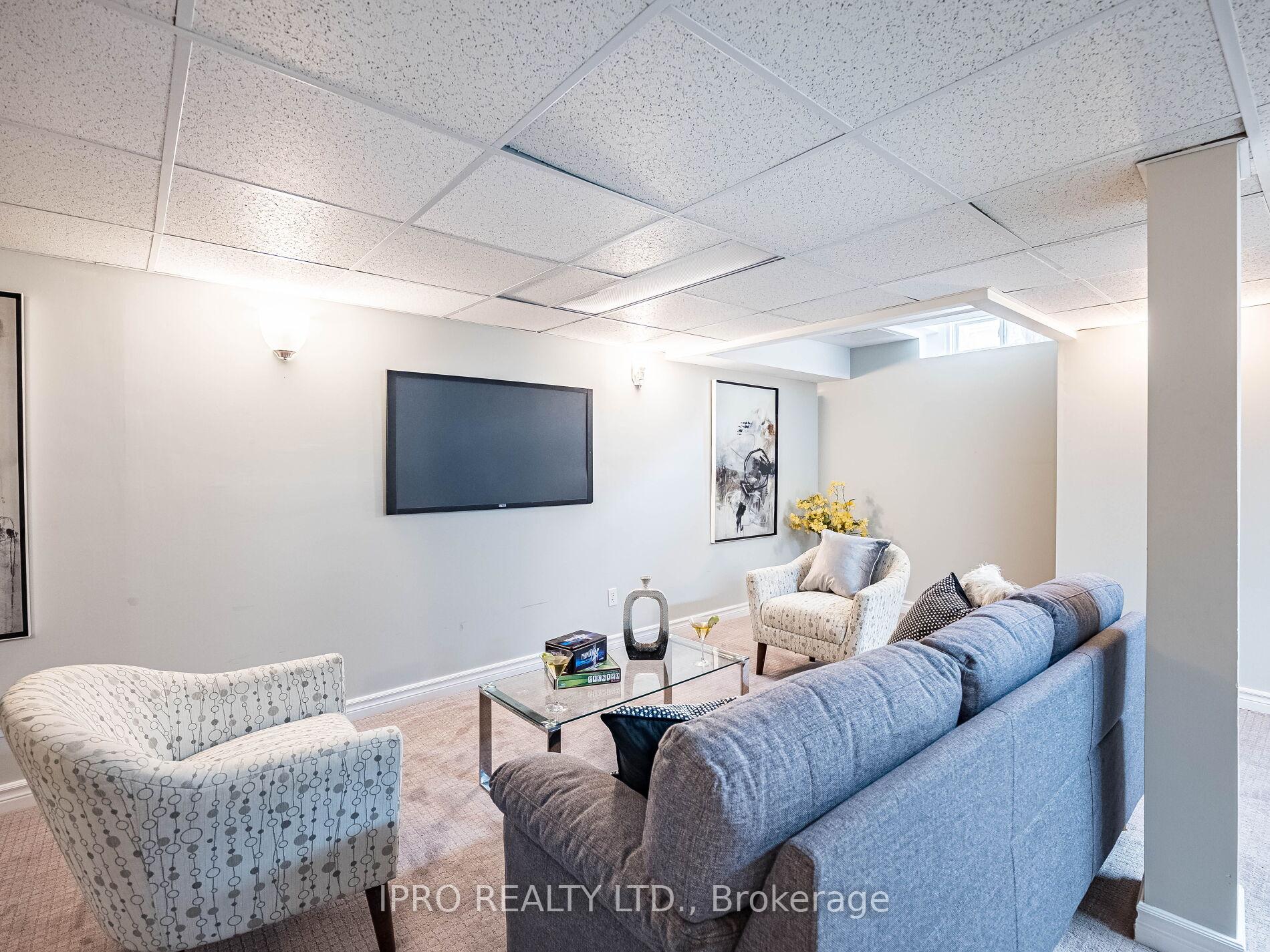 4 Bedrooms Condo at 833 Scollard, Mississauga For sale