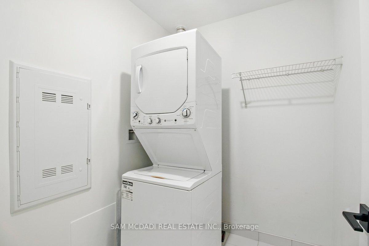 2 Bedrooms Condo at 2489 Taunton, Oakville For sale