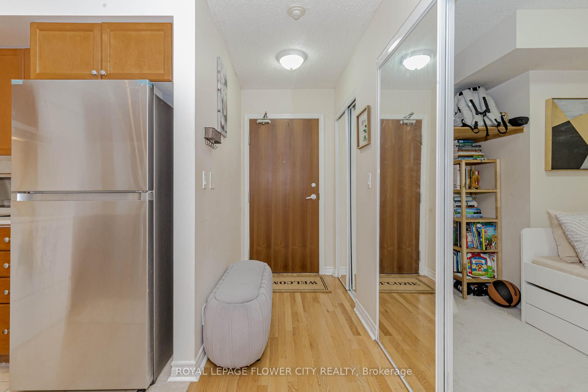 2 Bedrooms Condo at 1 Elm,  Mississauga For sale