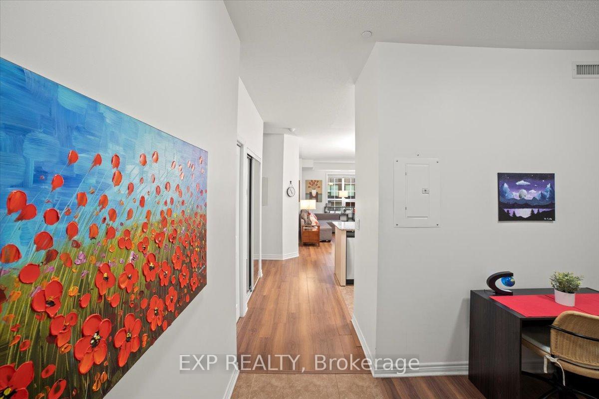 3 Bedrooms Condo at 216 Oak Park, Oakville For sale
