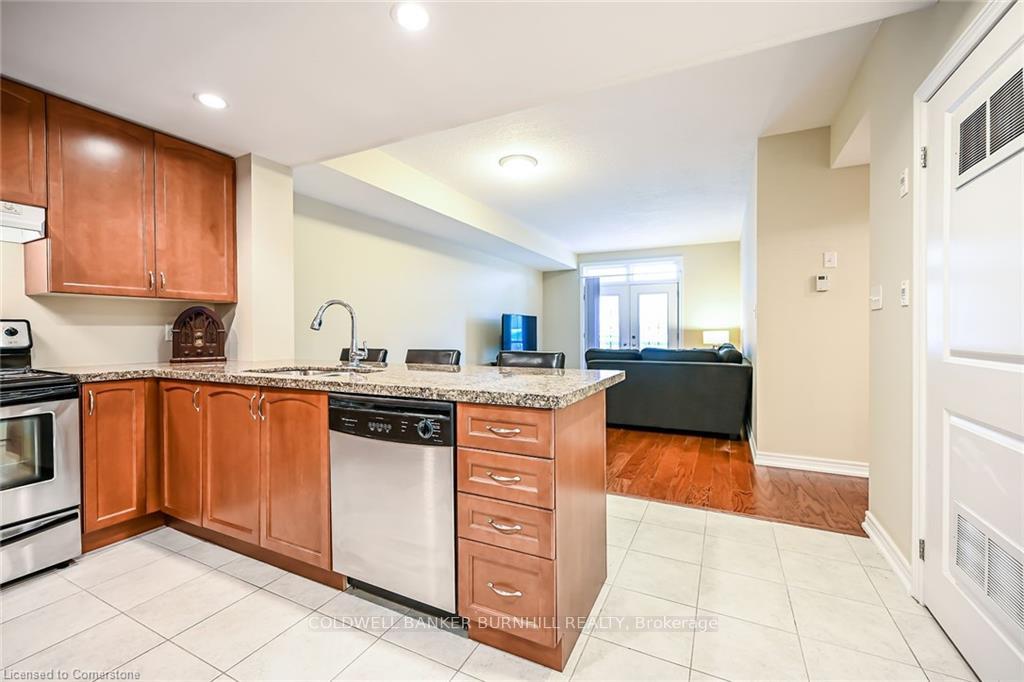 2 Bedrooms Condo at 396 Plains,  Burlington For sale