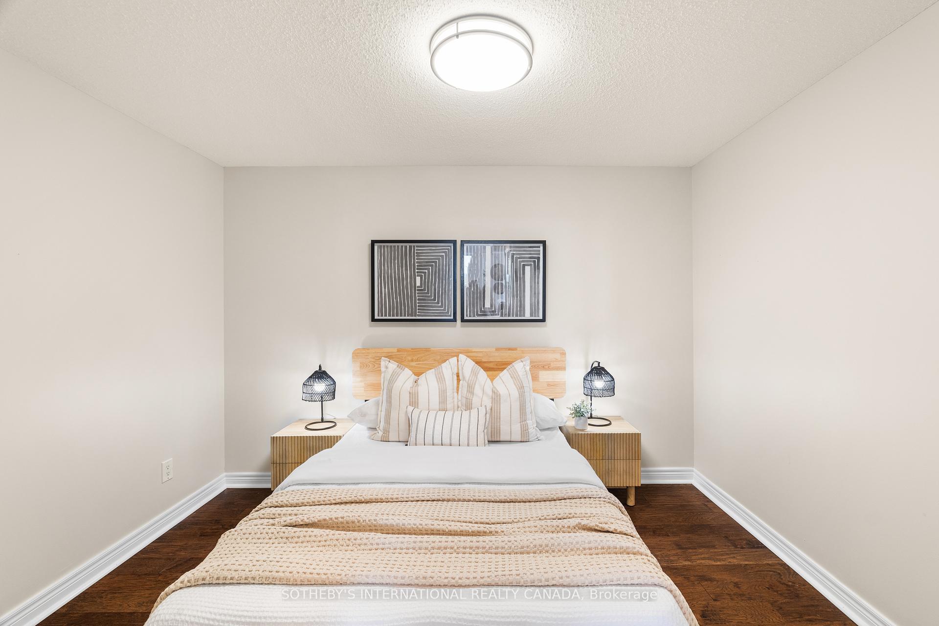 2 Bedrooms Condo at 40 Old Mill, Oakville For sale