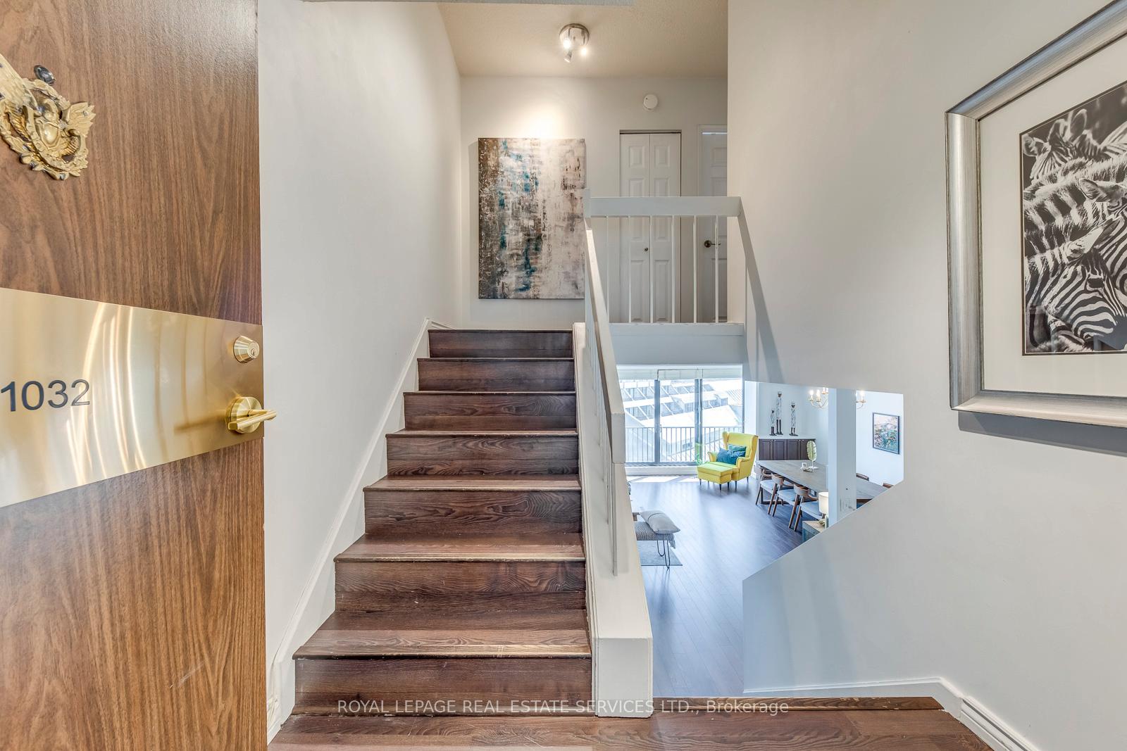 2 Bedrooms Condo at 33 Harbour, Toronto For sale