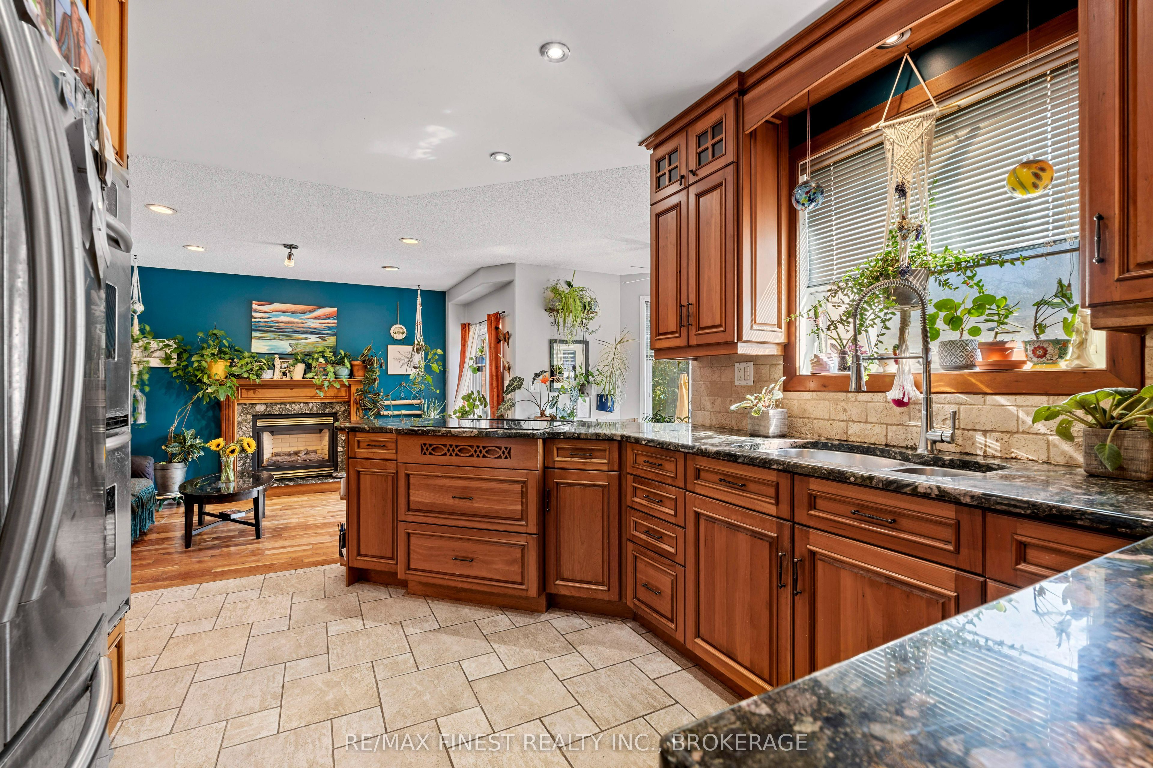 688 PARKSIDE Crescent