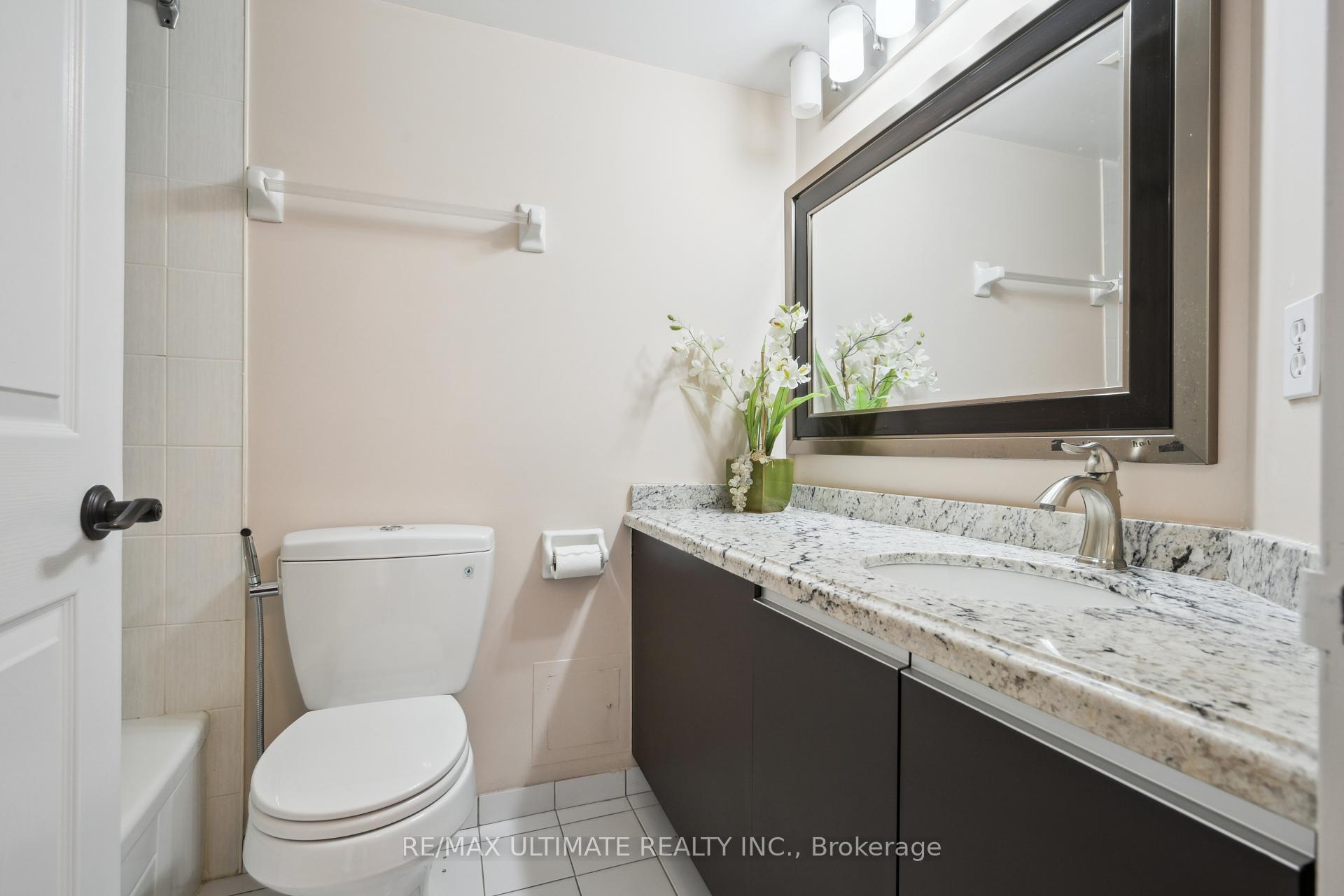 2 Bedrooms Condo at 2177 Burnhamthorpe, Mississauga For sale