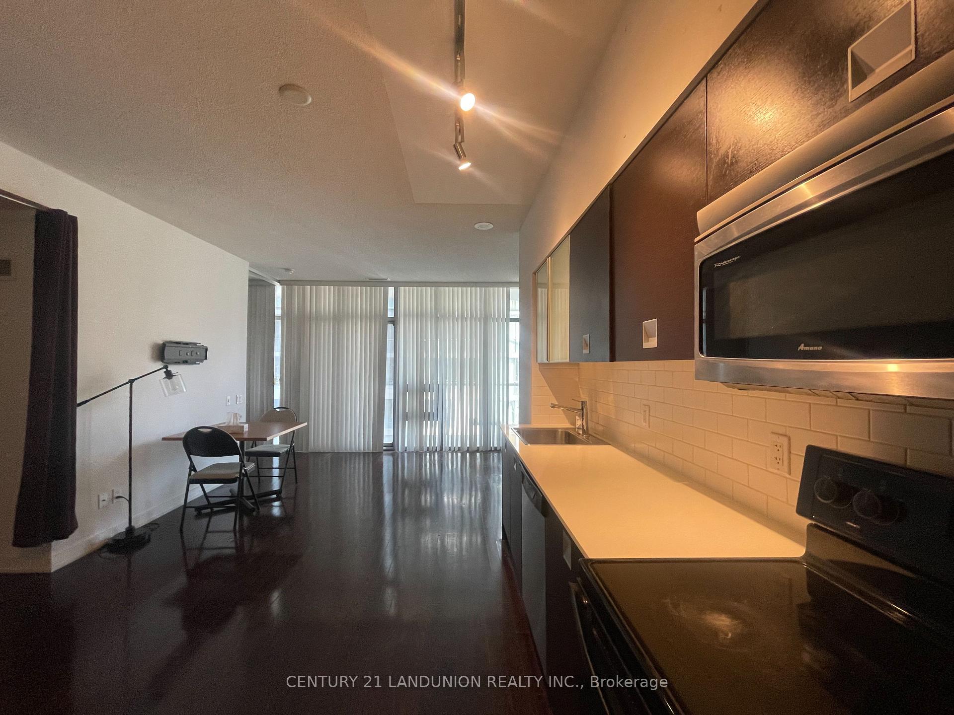 2 Bedrooms Condo at 33 Charles, Toronto For sale