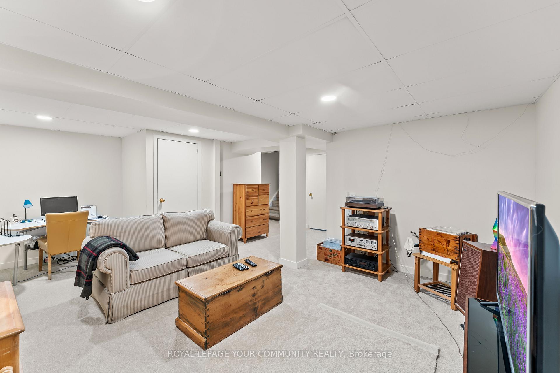 6 Bedrooms Condo at 2655 Gananoque, Mississauga For sale