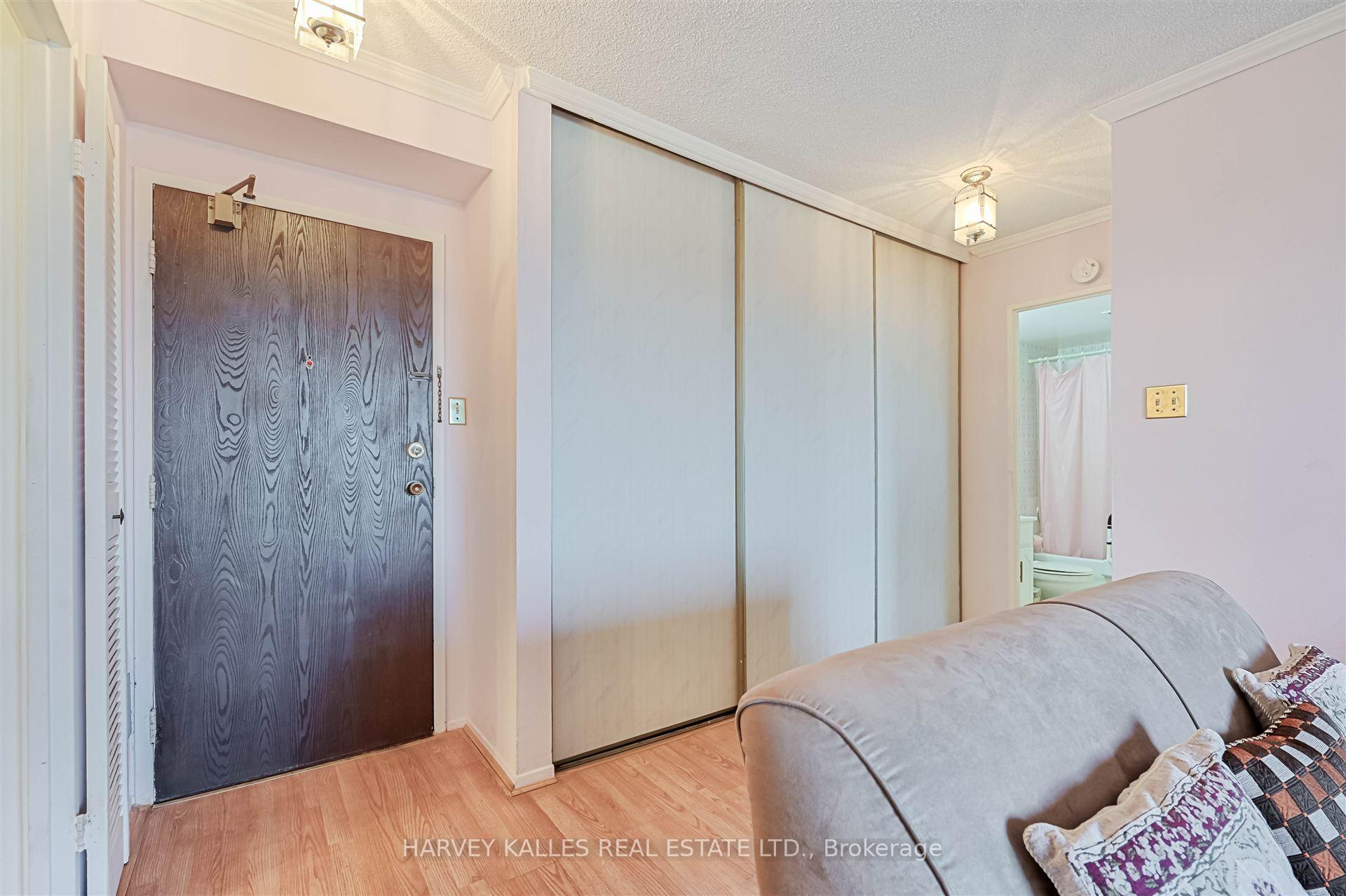 2 Bedrooms Condo at 2929 Aquitaine, Mississauga For sale