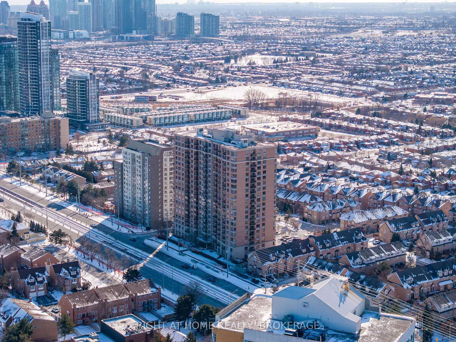 2 Bedrooms Condo at 55 STRATHAVEN, Mississauga For sale