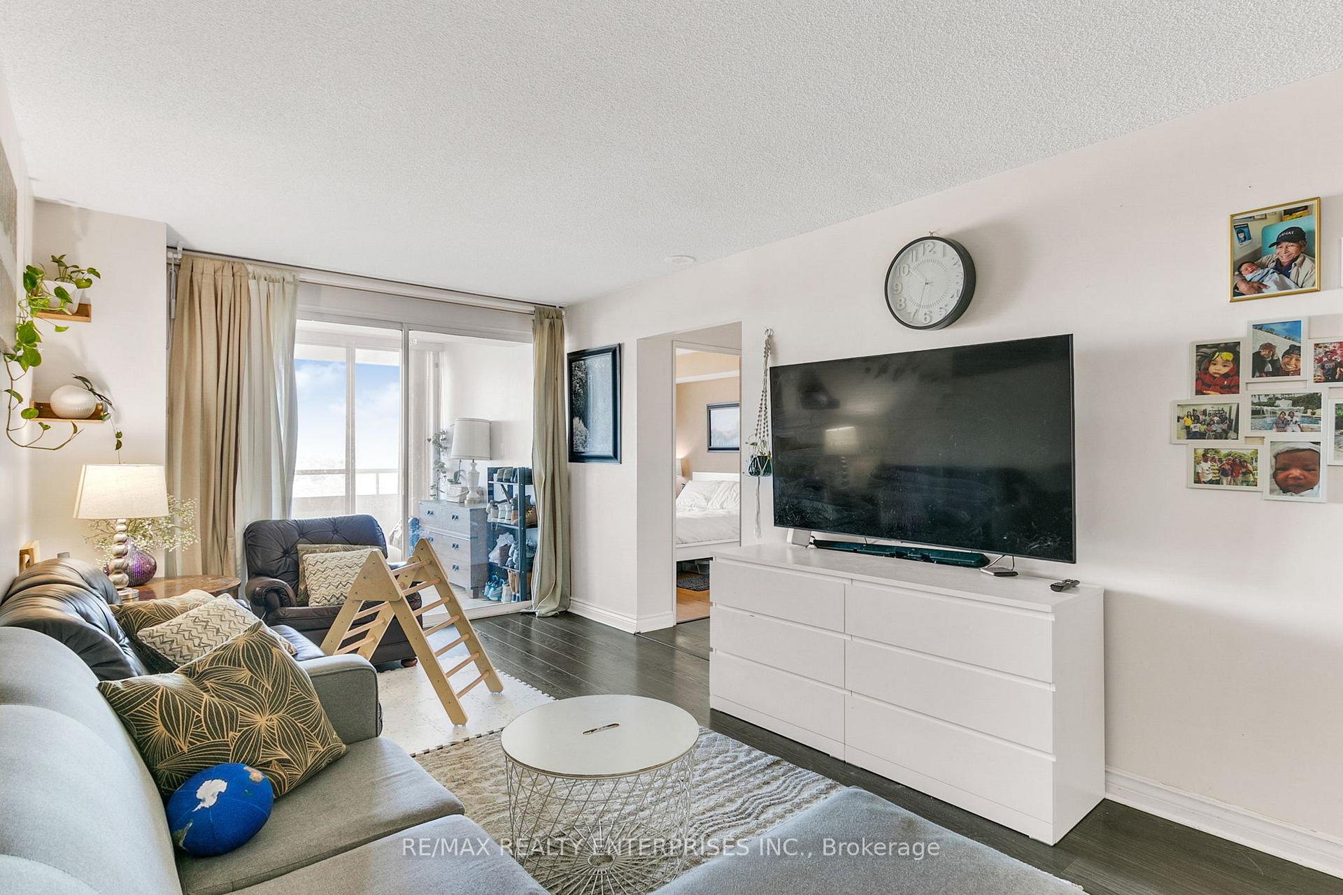 3 Bedrooms Condo at 1 Greystone Walk,  Toronto For sale