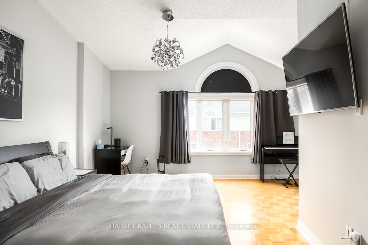 18 Clark Avenue W 64