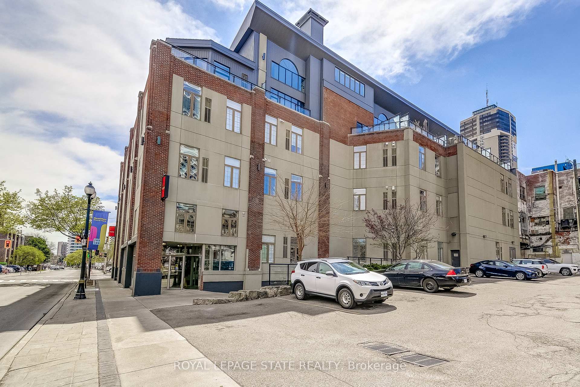 2 Bedrooms Condo at 80 King William, Hamilton For sale
