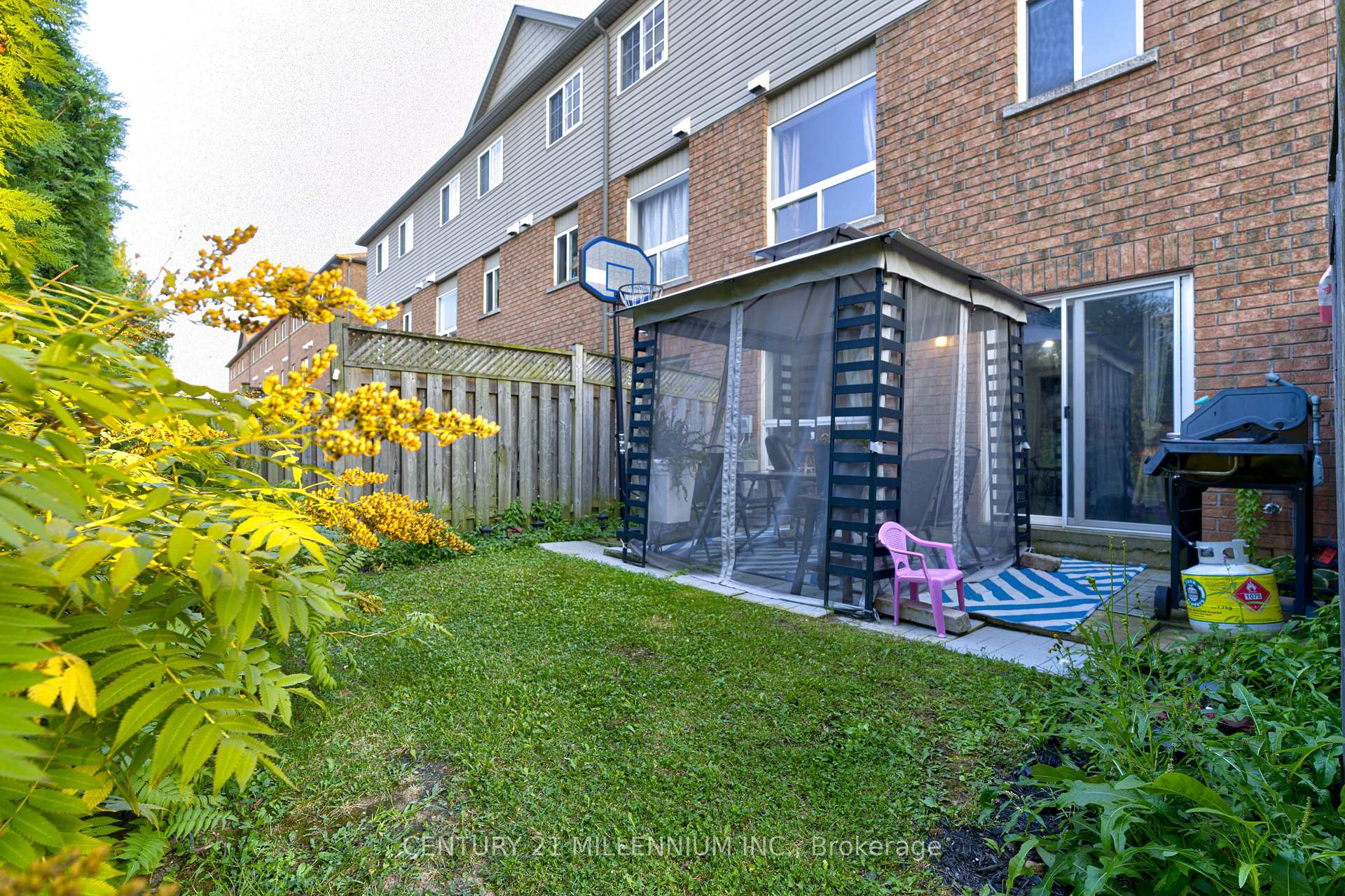 3 Bedrooms Condo at 151 Green,  Hamilton For sale