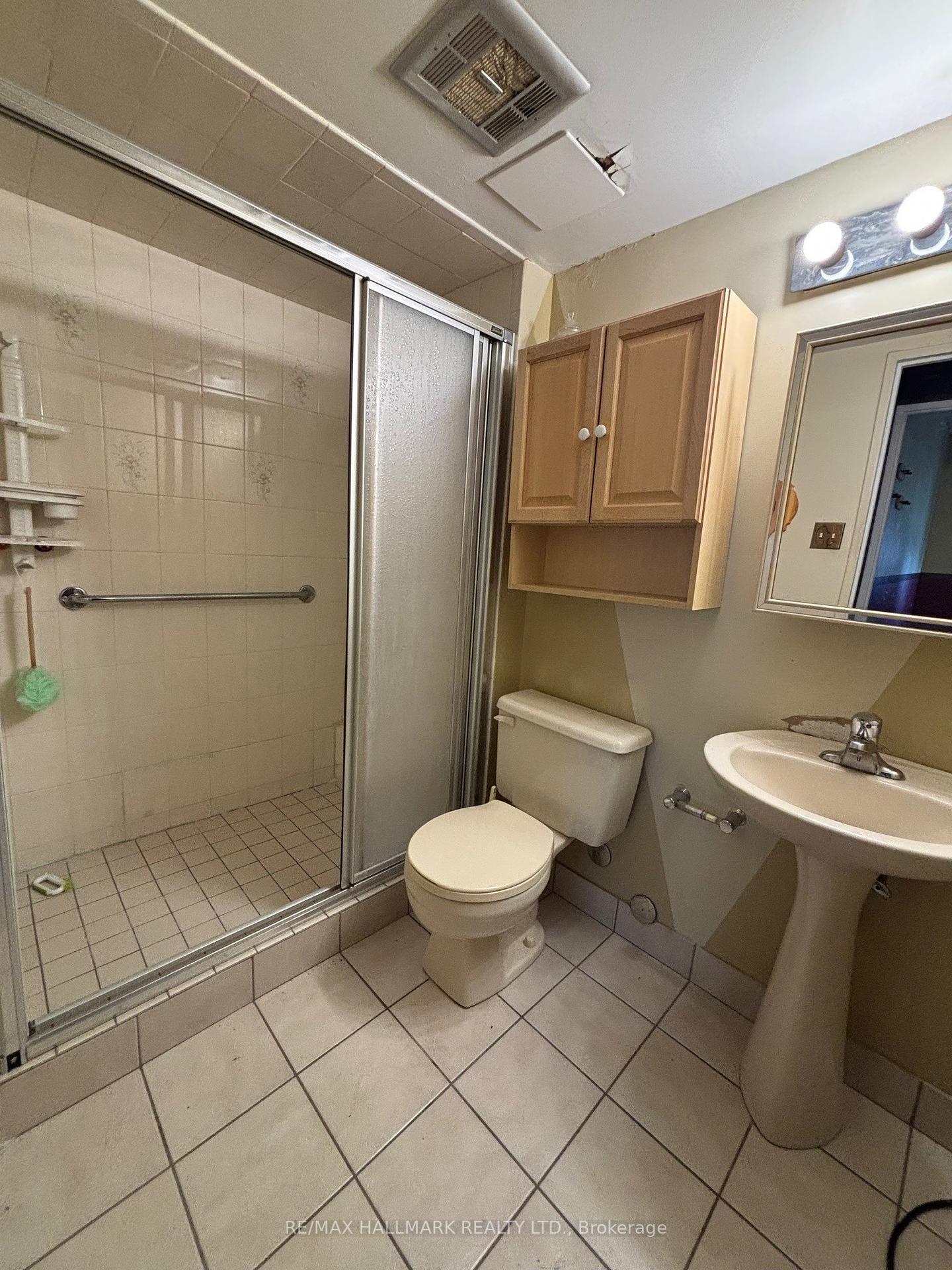 3 Bedrooms Condo at 1625 Bloor, Mississauga For sale