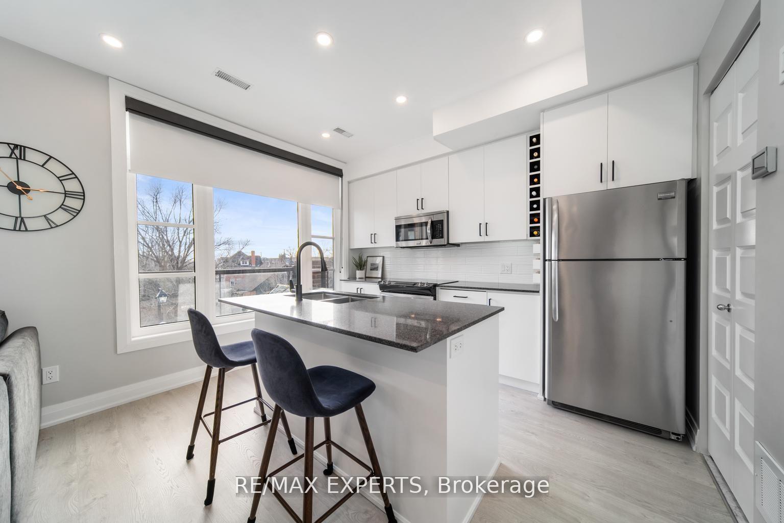 2 Bedrooms Condo at 8167 Kipling, Vaughan For sale