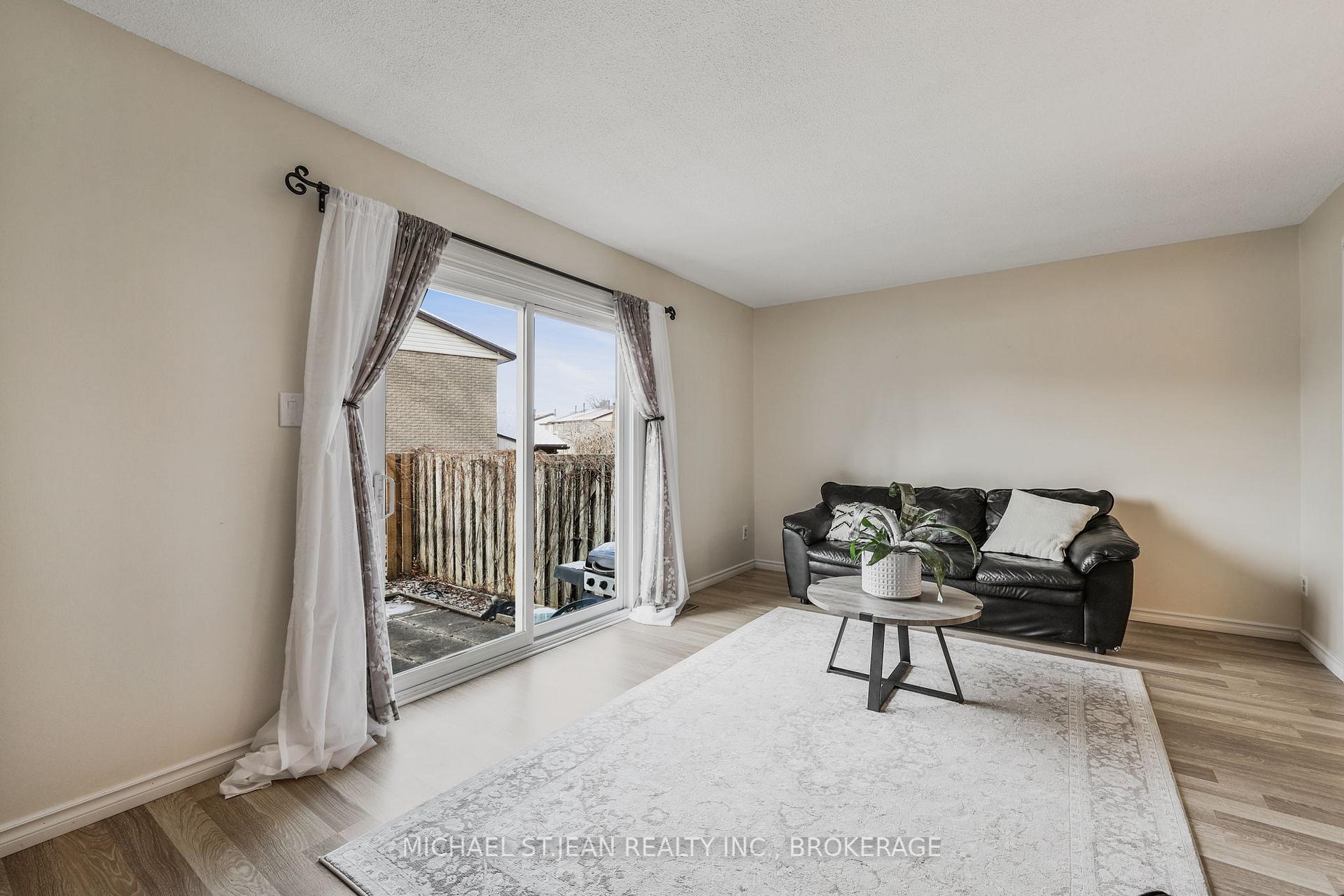 3 Bedrooms Condo at 1115 Paramount,  Hamilton For sale