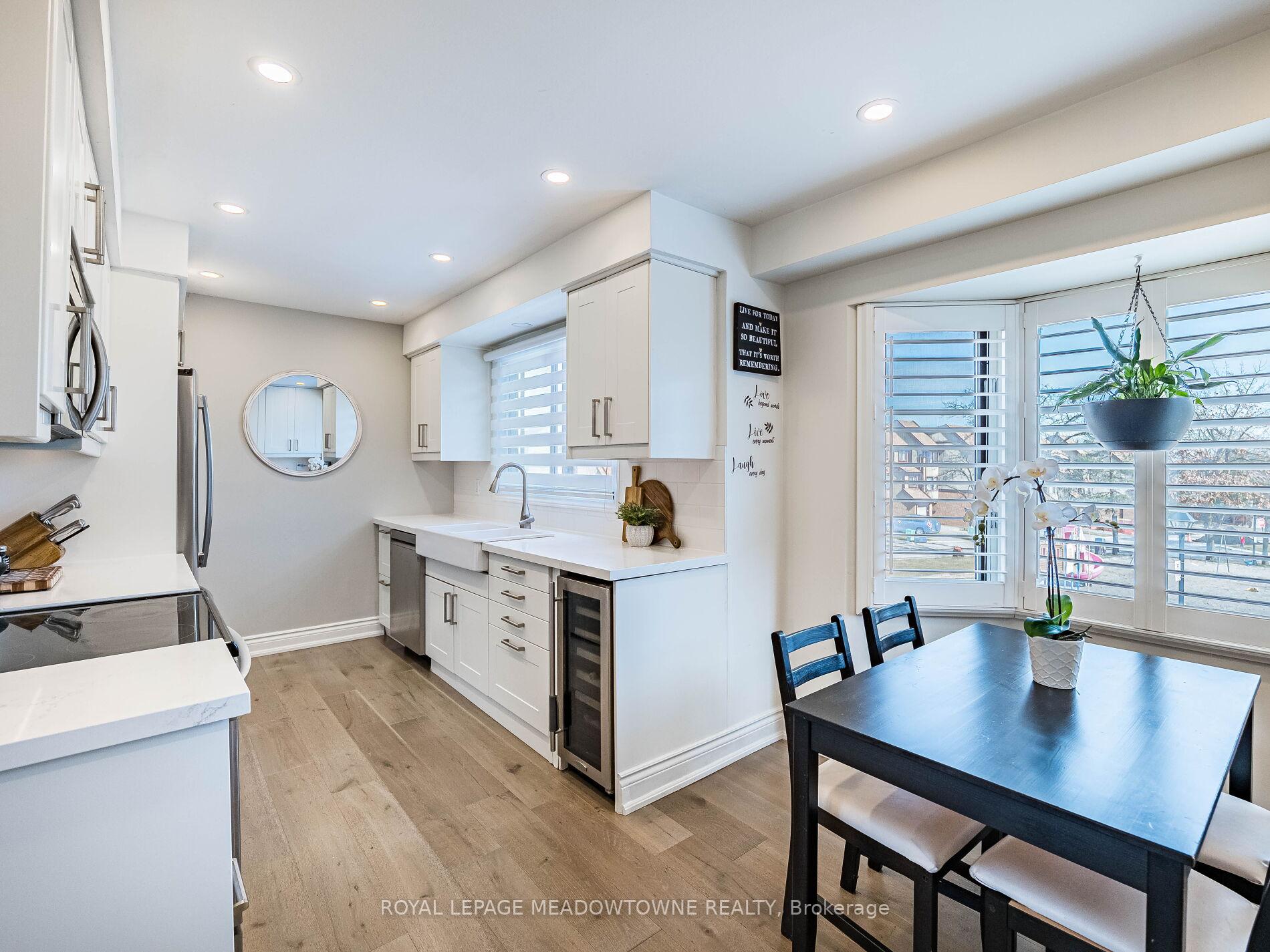 3 Bedrooms Condo at 6780 Formentera, Mississauga For sale