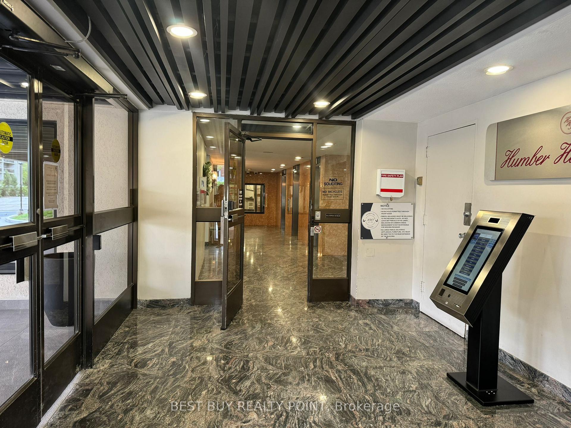 3 Bedrooms Condo at 15 La Rose, Toronto For sale
