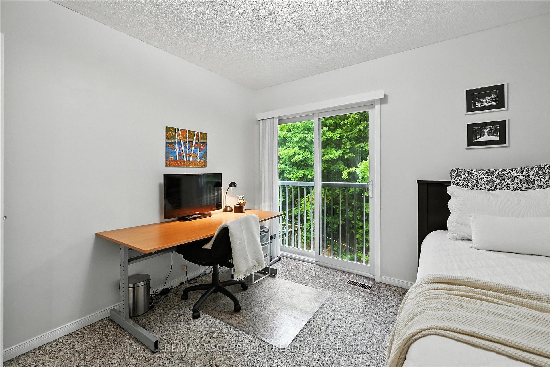 3 Bedrooms Condo at 2110 CLEAVER, Burlington For sale