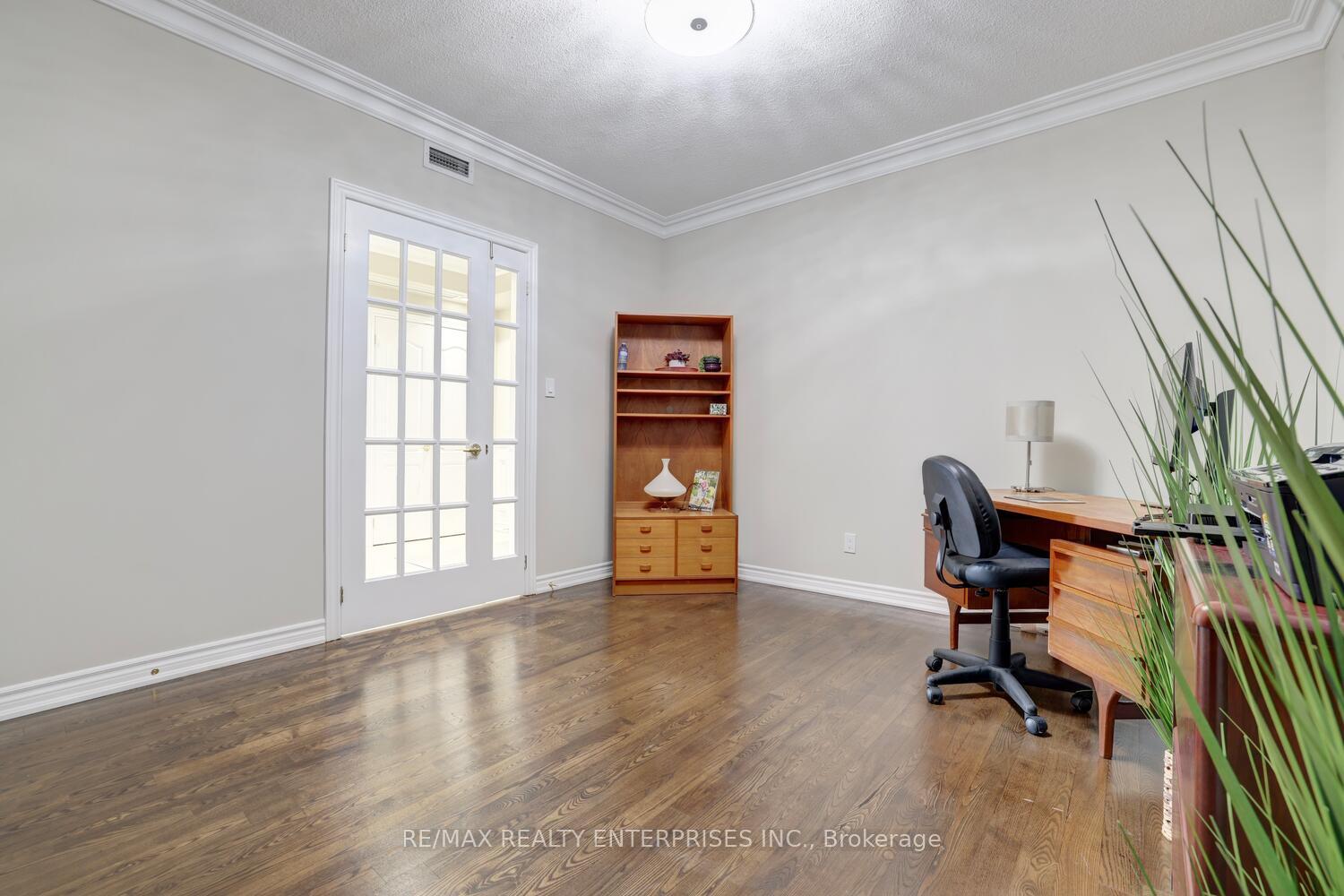 3 Bedrooms Condo at 1900 The Collegeway, Mississauga For sale