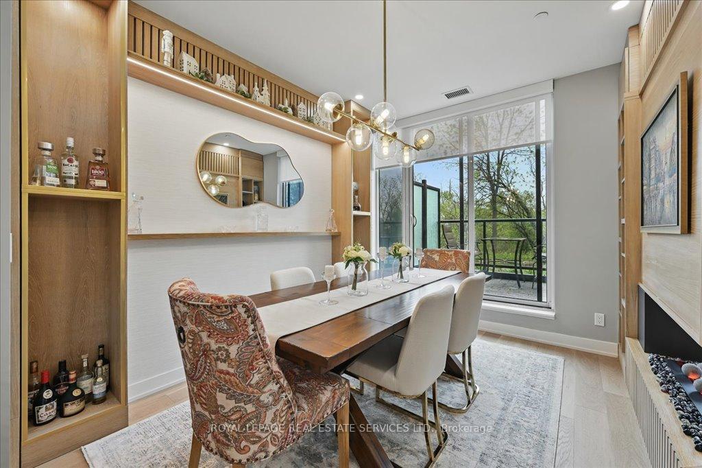 3 Bedrooms Condo at 2489 Taunton, Oakville For sale