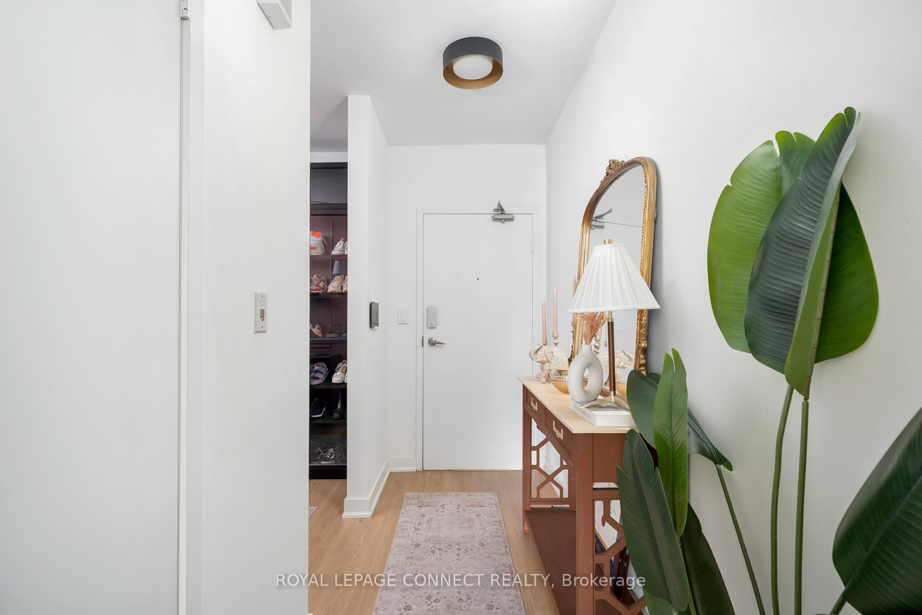 3 Bedrooms Condo at 5 Mariner, Toronto For sale