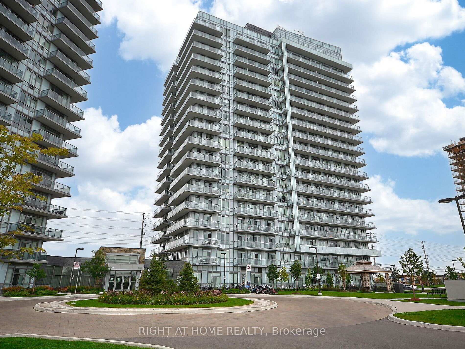 3 Bedrooms Condo at 4655 Glen Erin, Mississauga For sale