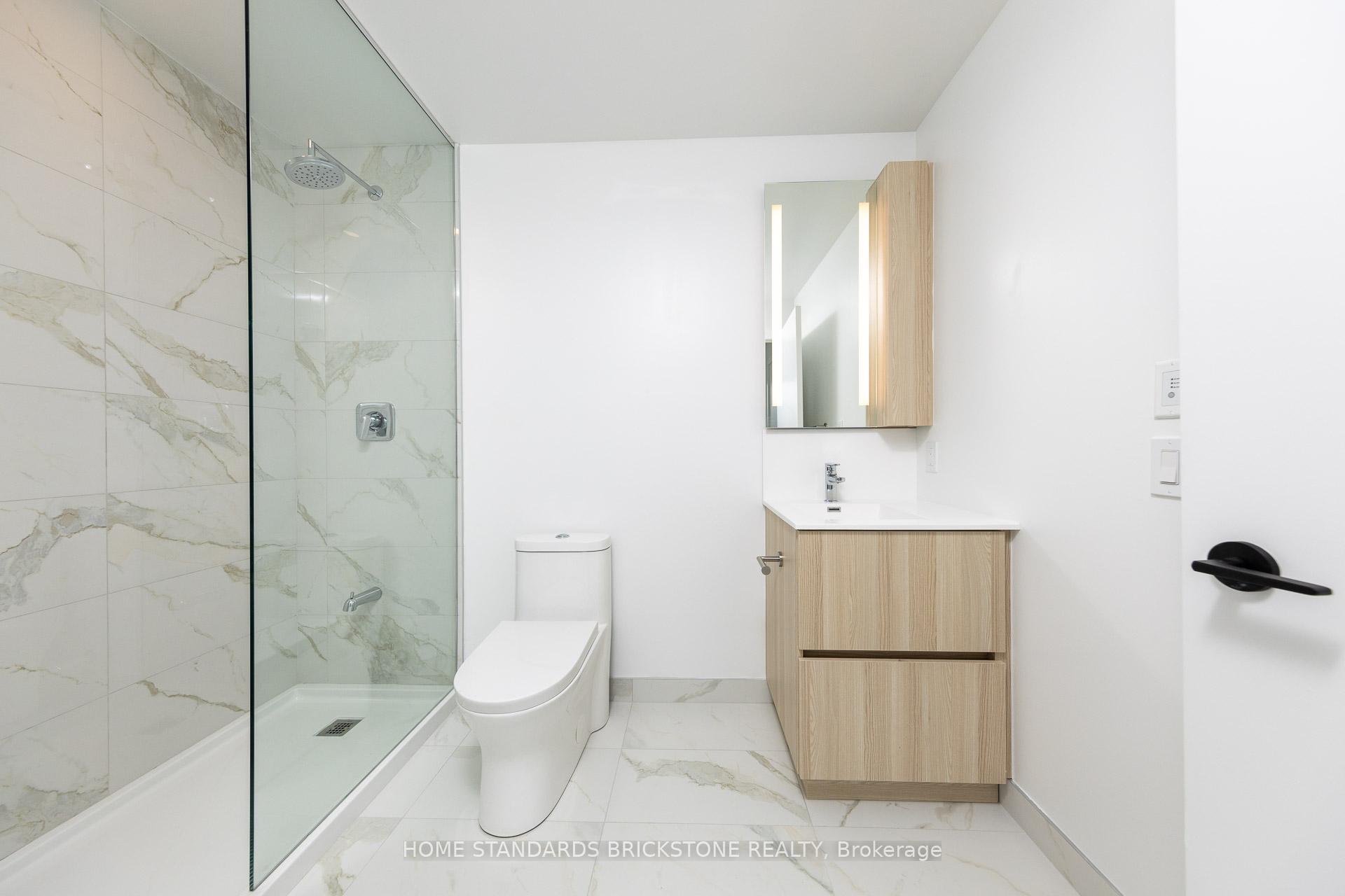 3 Bedrooms Condo at 220 Missinnihe, Mississauga For sale
